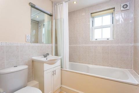 2 bedroom flat to rent - Munster Road, London, SW6
