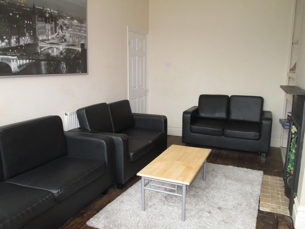 Aston Road, Southsea, PO4 5 bed property £1,925 pcm (£444 pw)
