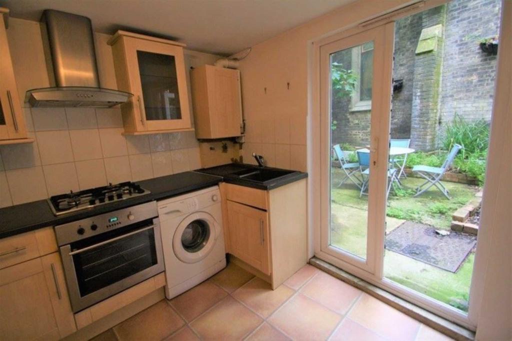 luke's kitchen fire London pw) bed pcm (£346 2 St. Avenue, Luke`s  flat  £1,500