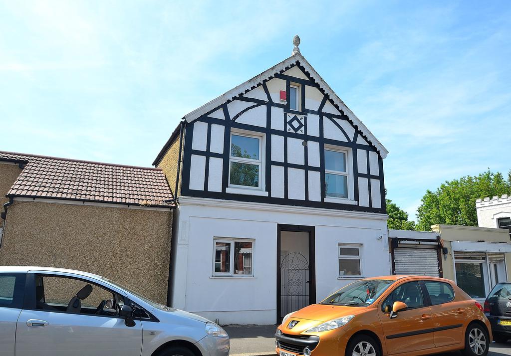 Clive Road SE21 3 bed detached house £1,300 pcm (£300 pw)