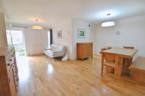 2 bedroom flat to rent, Fulflood