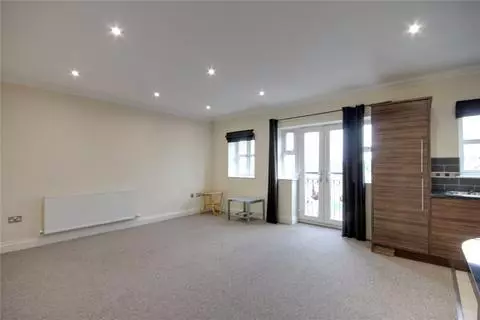 2 bedroom flat to rent - View 4