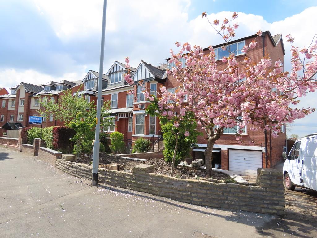 Ladybridge Rd, Cheadle Hulme 2 bed flat £795 pcm (£183 pw)