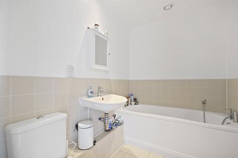 2 bedroom flat to rent, Seymore Mews, New Cross Road, London, SE14