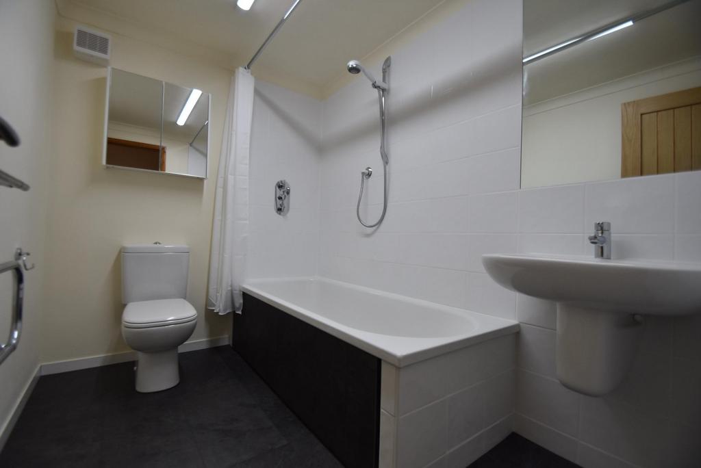 The Riverbank, Clewer Court Road, Windsor, SL4 2 bed £