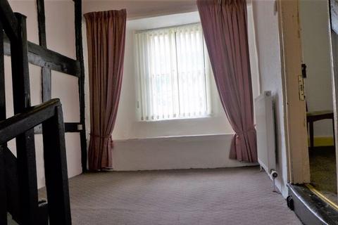 3 bedroom apartment to rent, The Square, Corwen