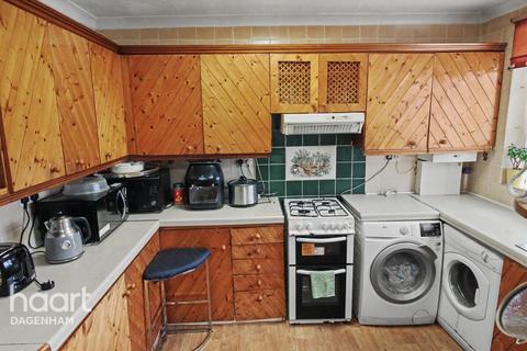 3 bedroom terraced house to rent, Ford Road, Dagenham