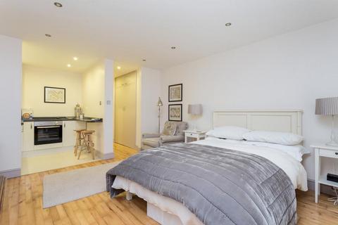Studio to rent, Lonsdale Place, Barnsbury, N1