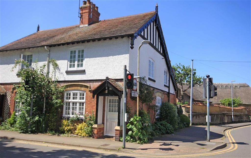 Brooke Road, Oakham, Rutland 3 bed semidetached house £235,000