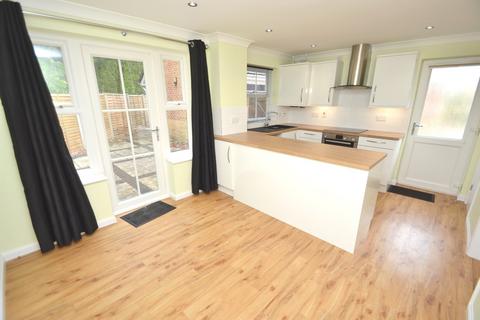 3 bedroom detached house to rent, Broadstone