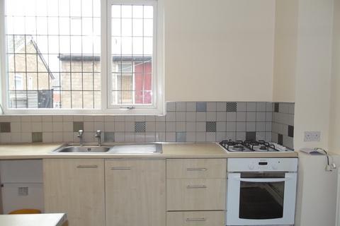 2 bedroom terraced house to rent, Heathcroft Bank, Leeds LS11