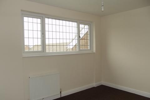 2 bedroom terraced house to rent, Heathcroft Bank, Leeds LS11