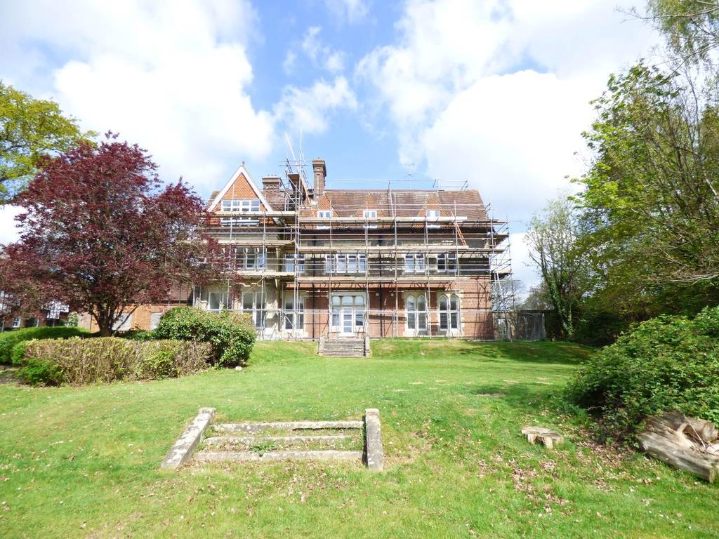 Horsgate House, Hanlye Lane, Cuckfield 2 bed flat £1,100 pcm (£254 pw)