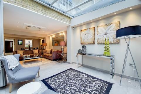 4 bedroom house to rent, Court Close, St Johns Wood Park, London, NW8