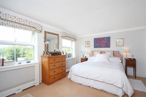 4 bedroom terraced house to rent, Chancery Mews, London, SW17
