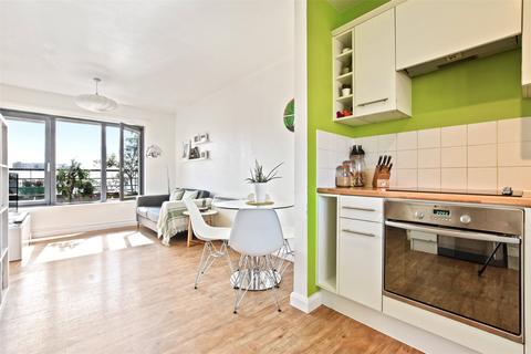 2 bedroom flat to rent, Mackintosh Lane, London, E9