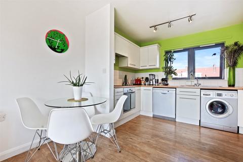 2 bedroom flat to rent, Mackintosh Lane, London, E9