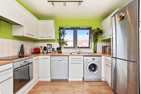 2 bedroom flat to rent, Mackintosh Lane, London, E9