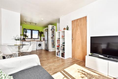 2 bedroom flat to rent, Mackintosh Lane, London, E9