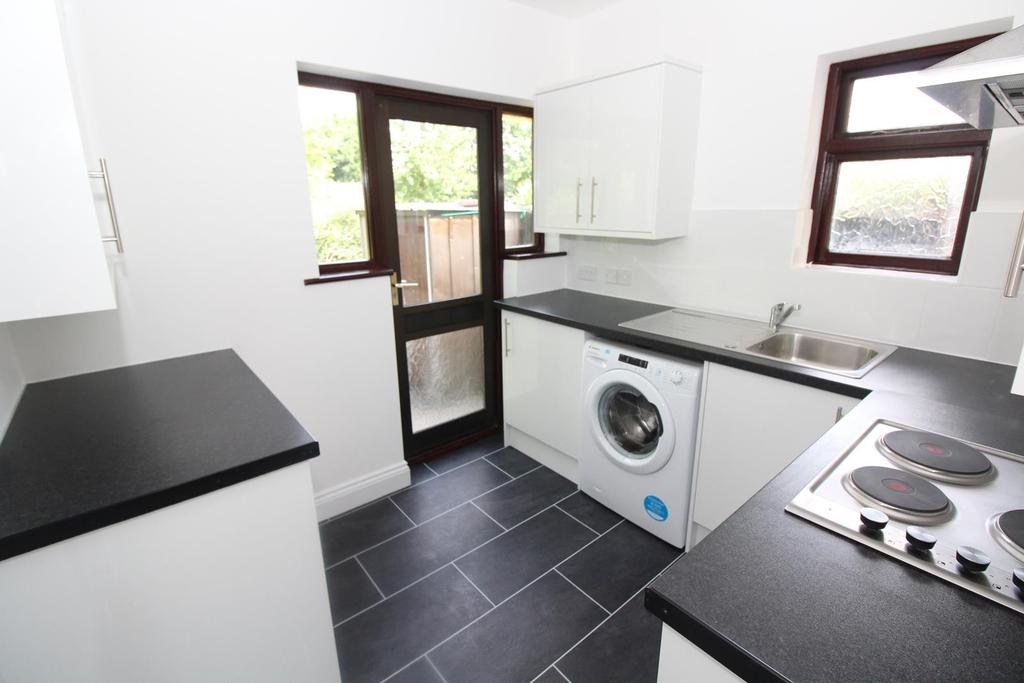 Granton Avenue, Upminster, Essex, RM14 2 bed ground floor