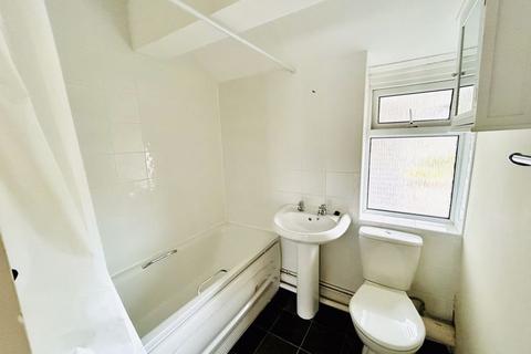 2 bedroom flat to rent, 5, Woodstock Mews, North Road, Cowbridge, Vale of Glamorgan, CF71 7DF