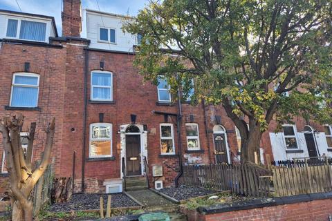 4 bedroom terraced house to rent, Hall Grove, Leeds