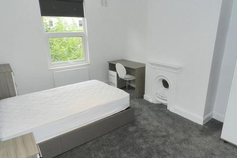 4 bedroom terraced house to rent, Hall Grove, Leeds