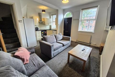 4 bedroom terraced house to rent, Hall Grove, Leeds