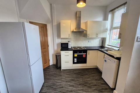 4 bedroom terraced house to rent, Hall Grove, Leeds