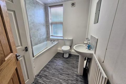 4 bedroom terraced house to rent, Hall Grove, Leeds