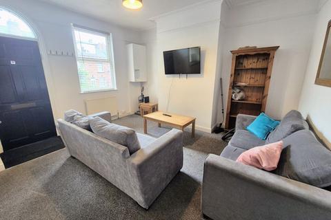 4 bedroom terraced house to rent, Hall Grove, Leeds