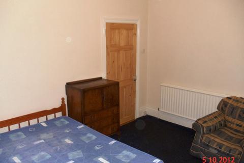 2 bedroom flat to rent, Simonside Terrace, Heaton, Newcastle Upon Tyne