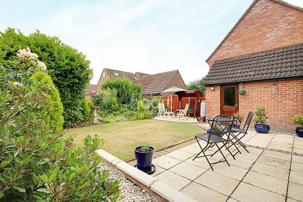 Turner Avenue, Lawford Dale, Manningtree, Essex 2 bed cottage £230,000