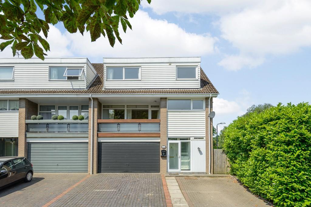 Cedar Drive, Sunningdale, SL5 4 bed end of terrace house £2,300 pcm