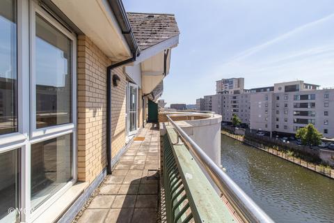 3 bedroom penthouse to rent, Adventurers Quay, Cardiff Bay