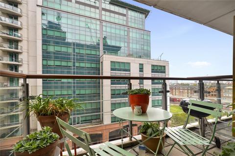 2 bedroom flat to rent, Hanover House, St Georges Wharf, London