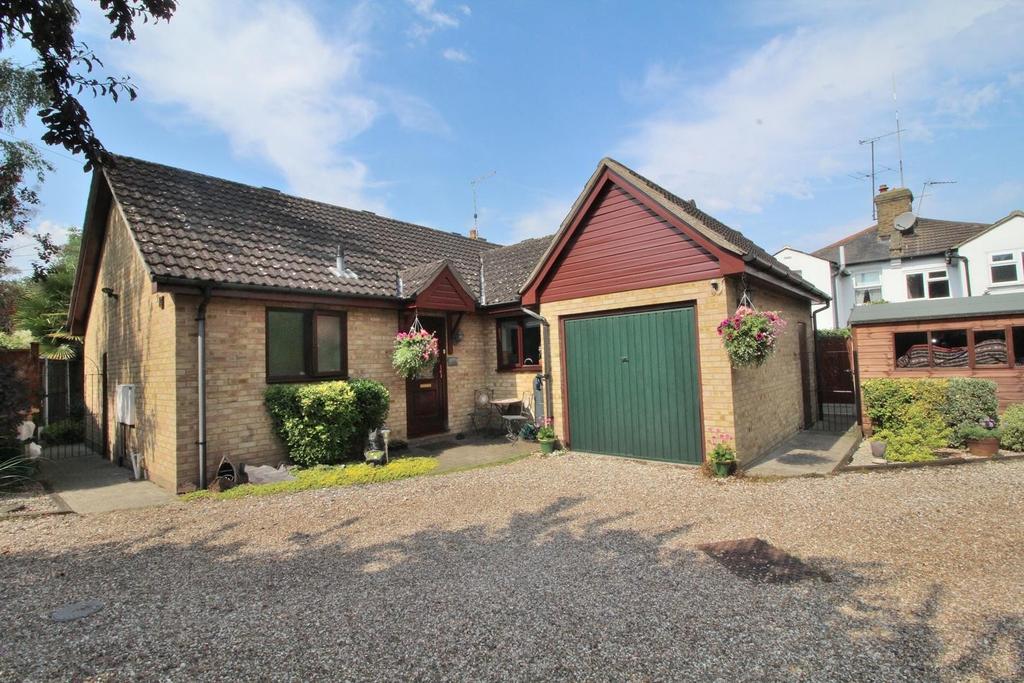 Langdale Gardens, Chelmsford, Essex, CM2 2 bed detached bungalow £450,000