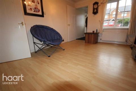 3 bedroom flat to rent, Parham Close, Leicester