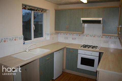 3 bedroom flat to rent, Parham Close, Leicester