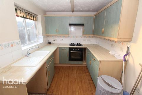 3 bedroom flat to rent, Parham Close, Leicester