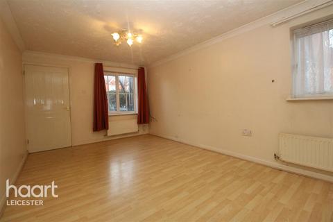 3 bedroom flat to rent, Parham Close, Leicester