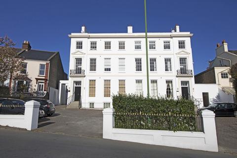 2 bedroom apartment to rent, Queen's Road, St. Peter Port