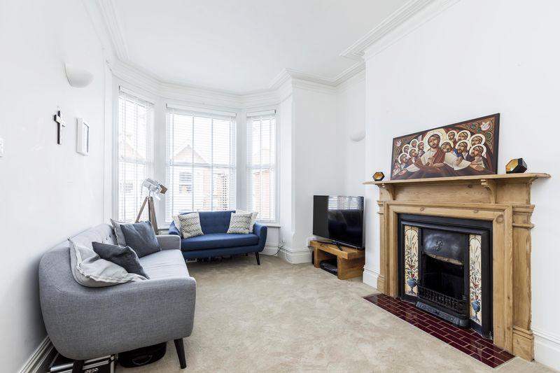 Whitwell Road, Southsea 2 bed apartment £1,000 pcm (£231 pw)