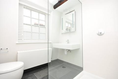 Studio to rent, Ganton Street, London, W1F