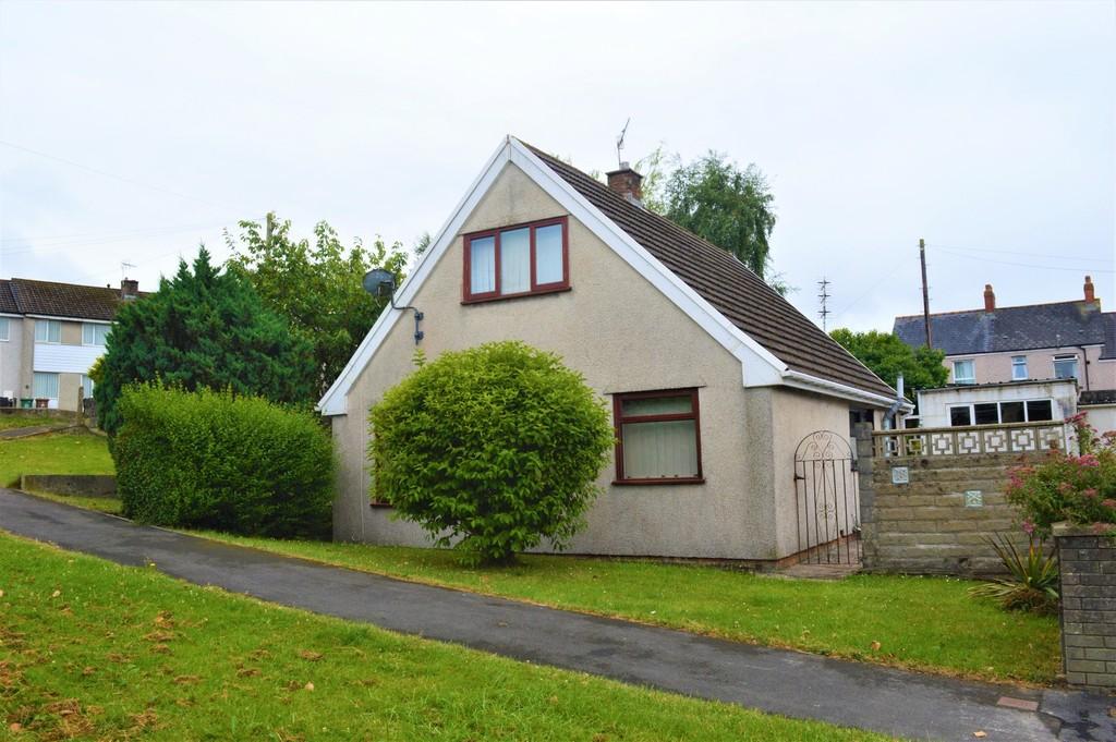 Shirdale Close, Maesycwmmer 3 bed detached bungalow £150,000