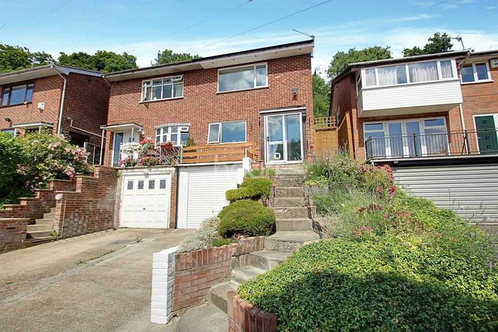 The Grove, Biggin Hill 3 bed semidetached house £375,000
