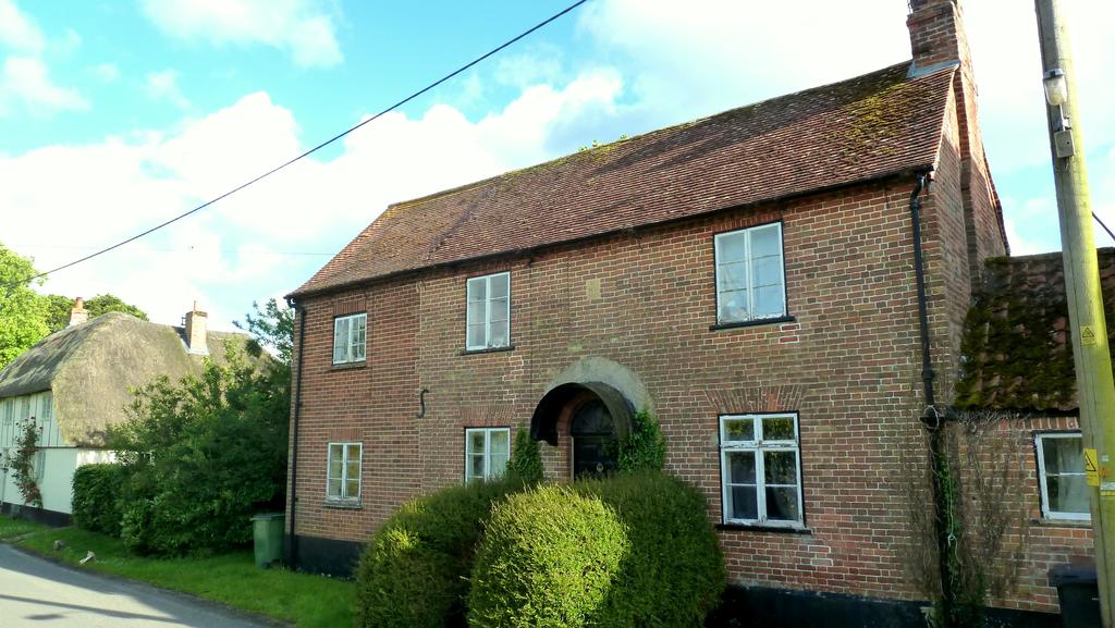 Wilsford, Pewsey, Wiltshire 3 bed detached house £295,000