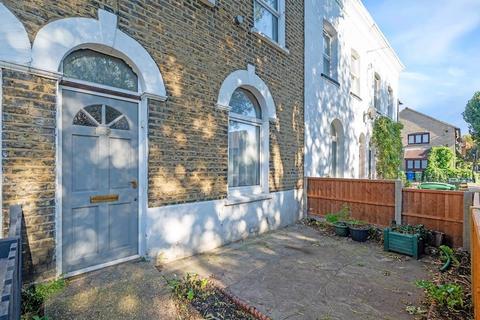 5 bedroom terraced house to rent, Simms Road, London