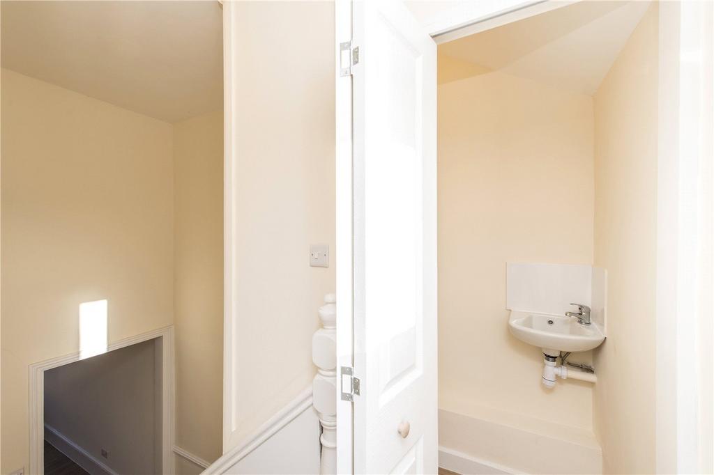 Upper Landing &amp; Wc