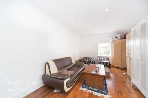 3 bedroom flat to rent, Morrish Road, London